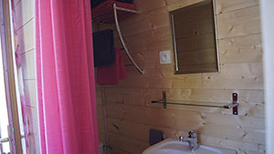Roulotte Yguaris lavande intérieur salle de bain