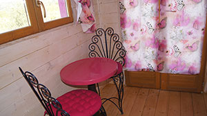 Roulotte Yguaris lavande intérieur table rose