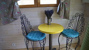 Roulotte Yguaris vigne intérieur table